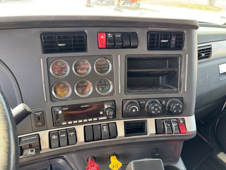 2023-kenworth-t880-image-11