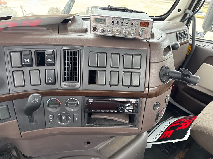 #213-•-2015-volvo-vnm-truck-tractor-image-11