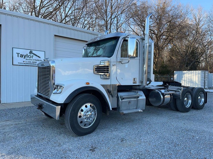 2015-freightliner-122sd-image-1