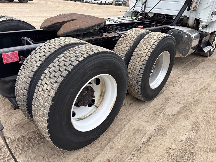 #213-•-2015-volvo-vnm-truck-tractor-image-7