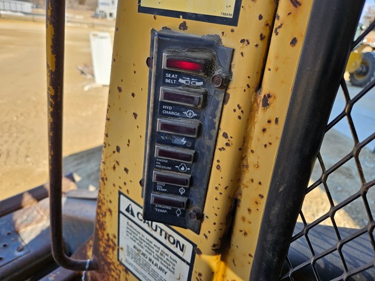 new-holland-l555-image-11