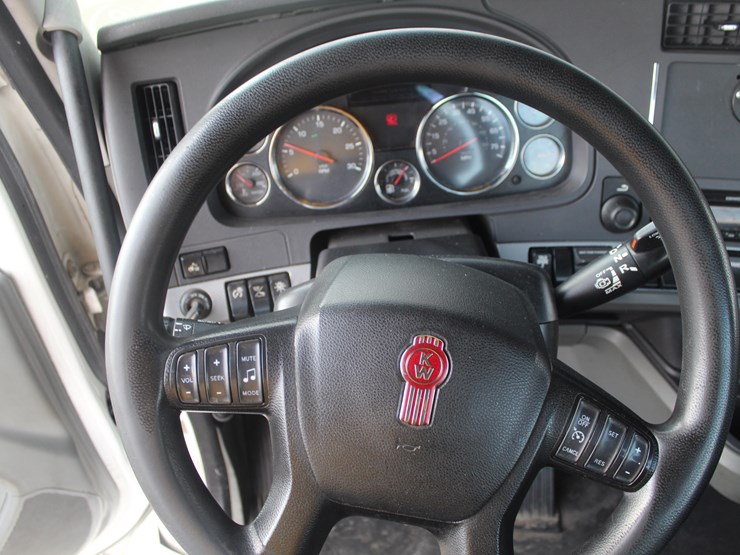 2020-kenworth-t680-image-11
