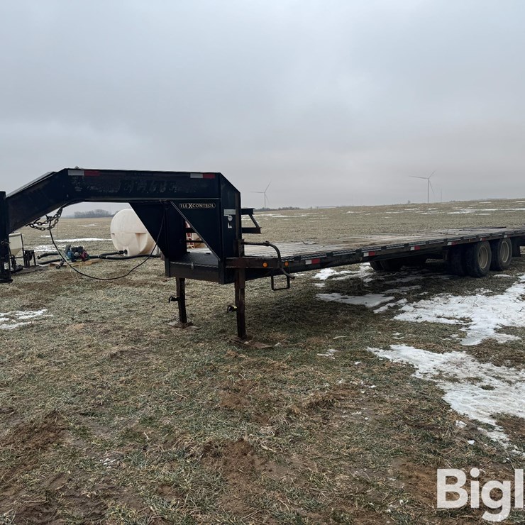 2009 Elite 32' T/A Flatbed Trailer