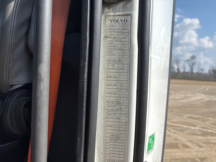 #212-•-2020-volvo-truck-tractor-image-15