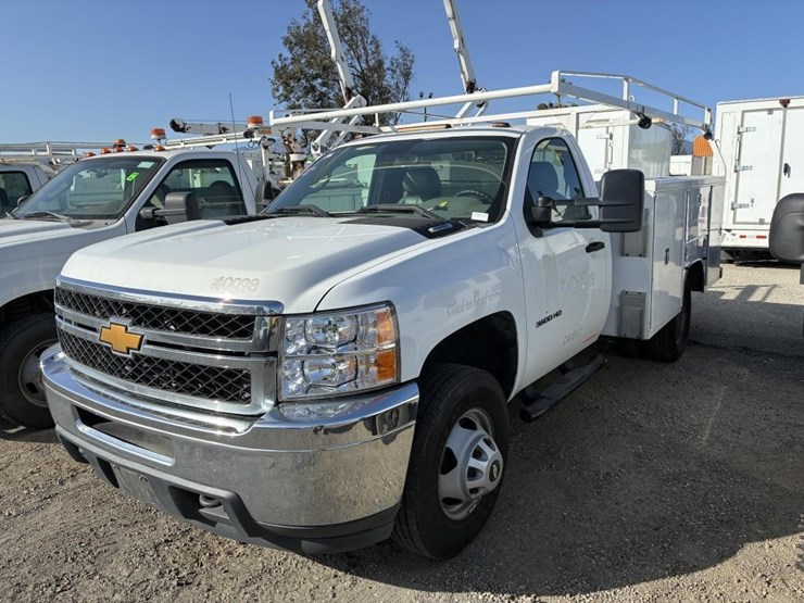 2013-chevrolet-3500-image-1