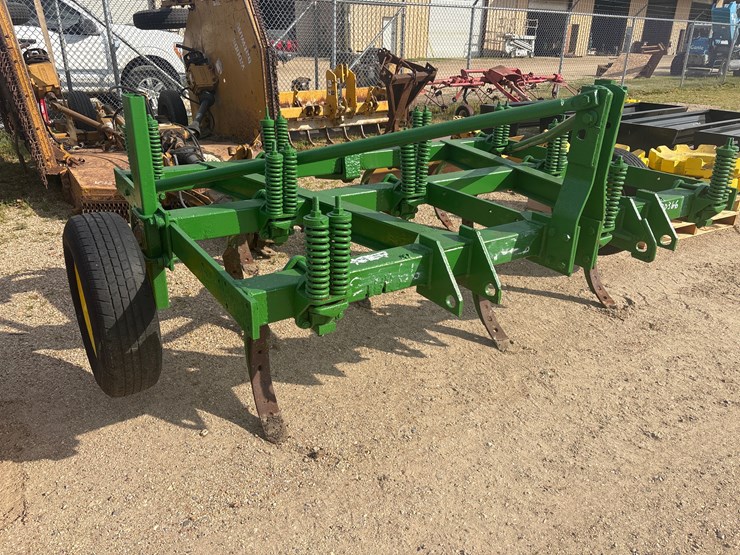 #961-•-john-deere-8ft-chisel-plow-image-1
