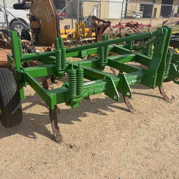 #30366 • JOHN DEERE 8FT CHISEL PLOW
