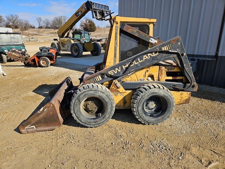 new-holland-l555-image-2