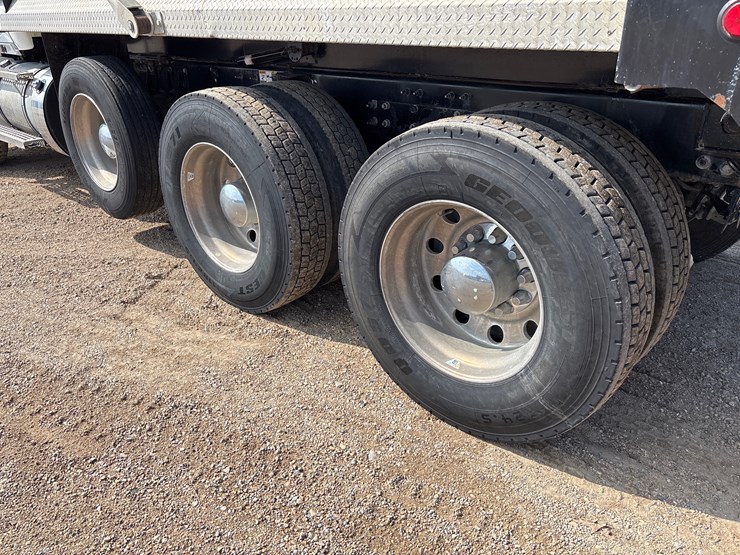 2023-kenworth-t880-image-5