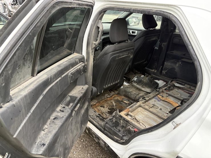 2020-ford-explorer-image-15