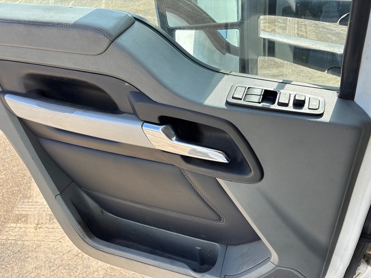 2020-kenworth-t680-image-12