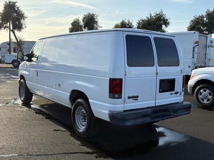 2011-ford-e350-image-4