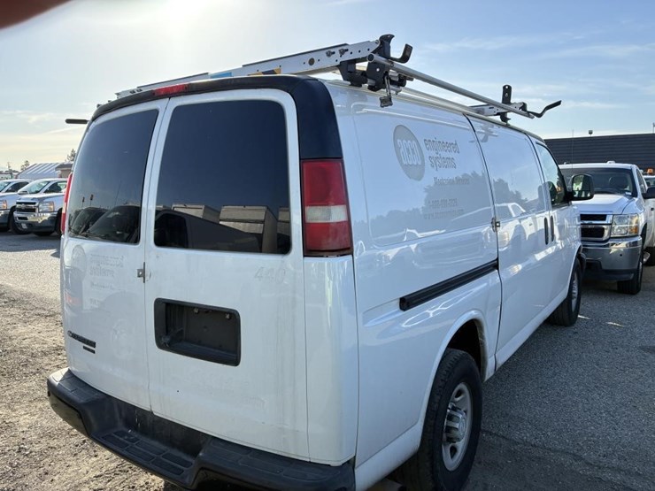 2016-chevrolet-express-2500-image-3