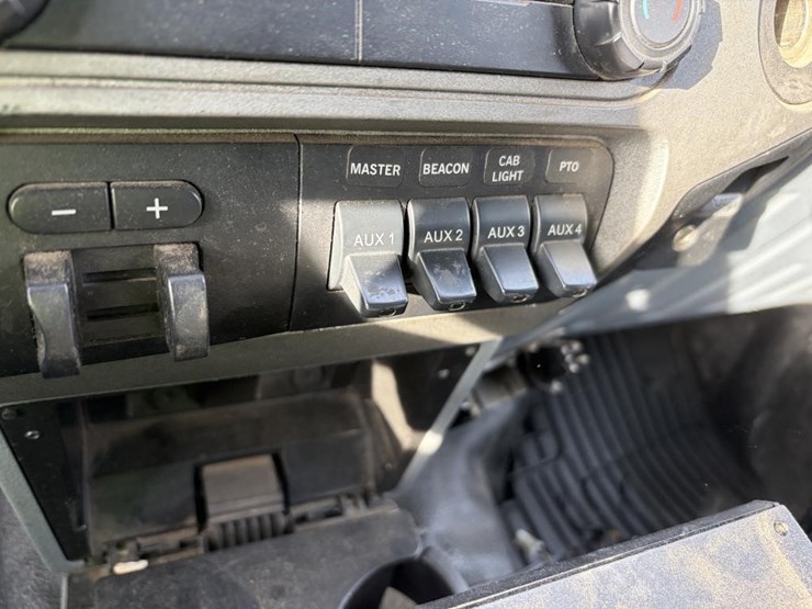 2011-ford-f550-image-17