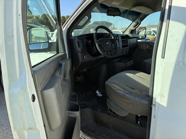 2016-chevrolet-express-2500-image-13