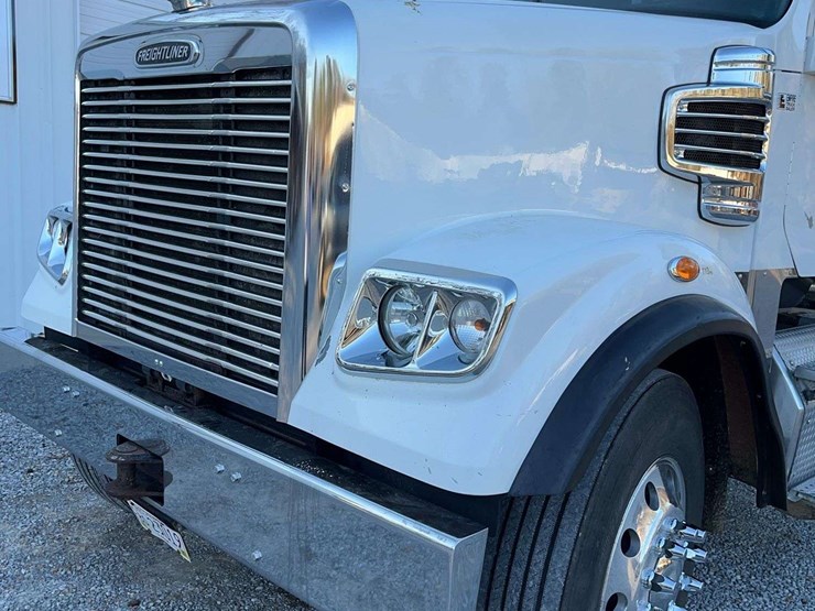 2015-freightliner-122sd-image-3