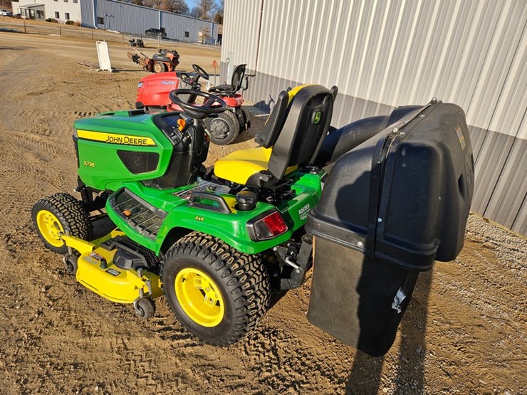 2019-john-deere-x738-image-3