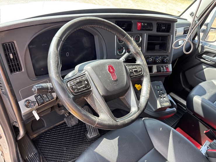 2023-kenworth-t880-image-8