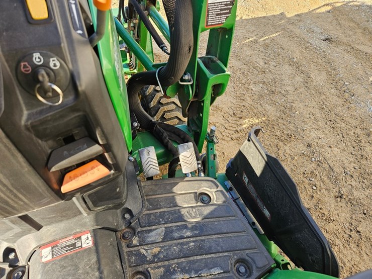 2018-john-deere-1025r-image-24