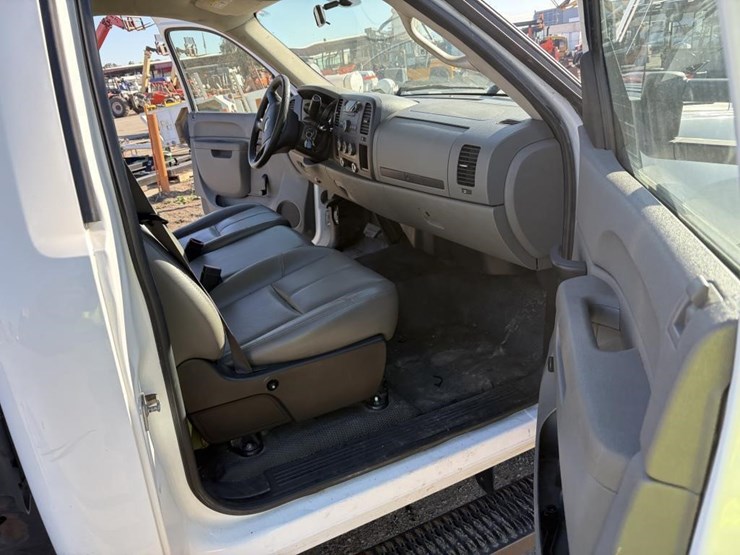 2011-chevrolet-3500-image-10