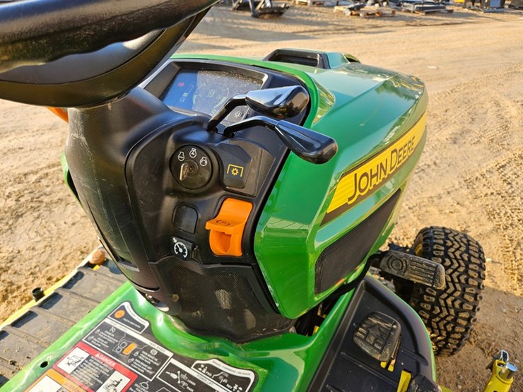2019-john-deere-x738-image-17