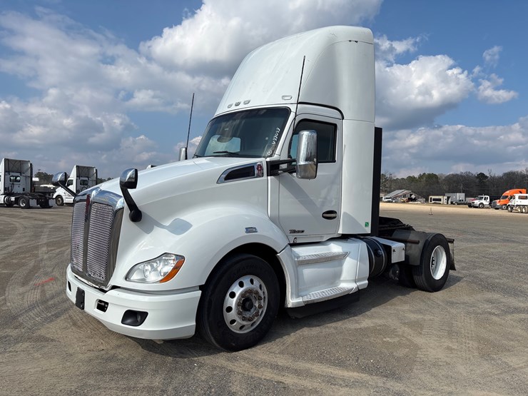 2020-kenworth-t680-image-1