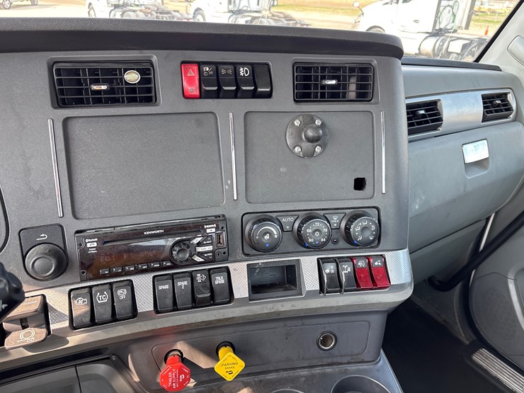 2020-kenworth-t680-image-10