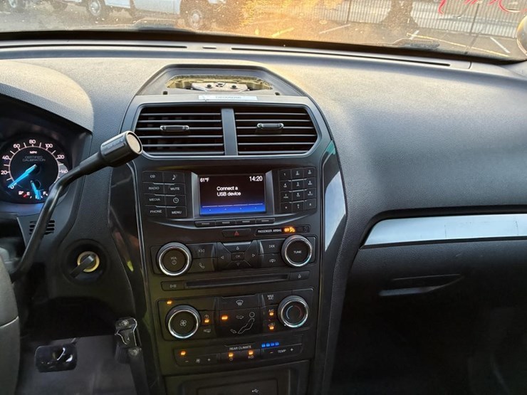 2016-ford-explorer-image-14