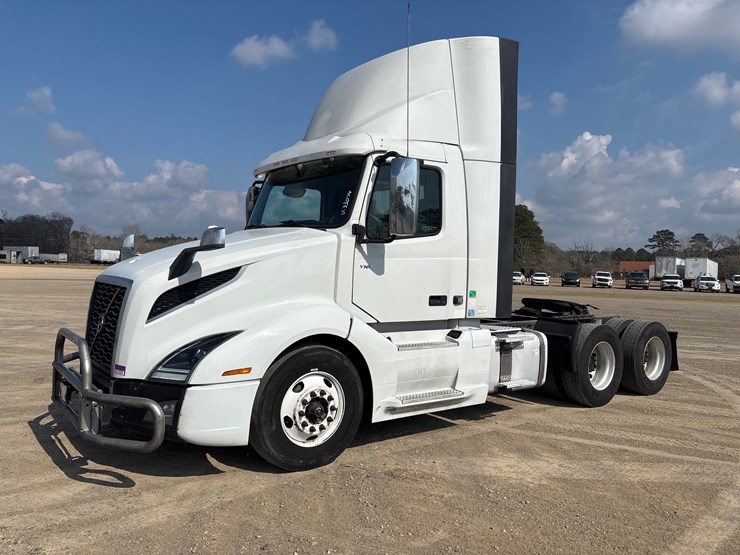 #212-•-2020-volvo-truck-tractor-image-1