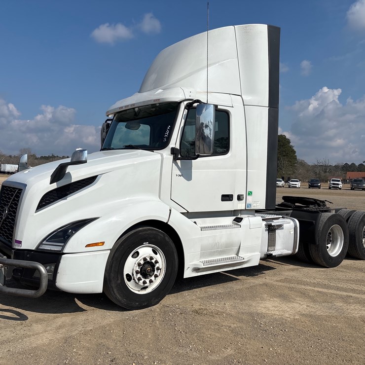 #212 • 2020 VOLVO TRUCK TRACTOR