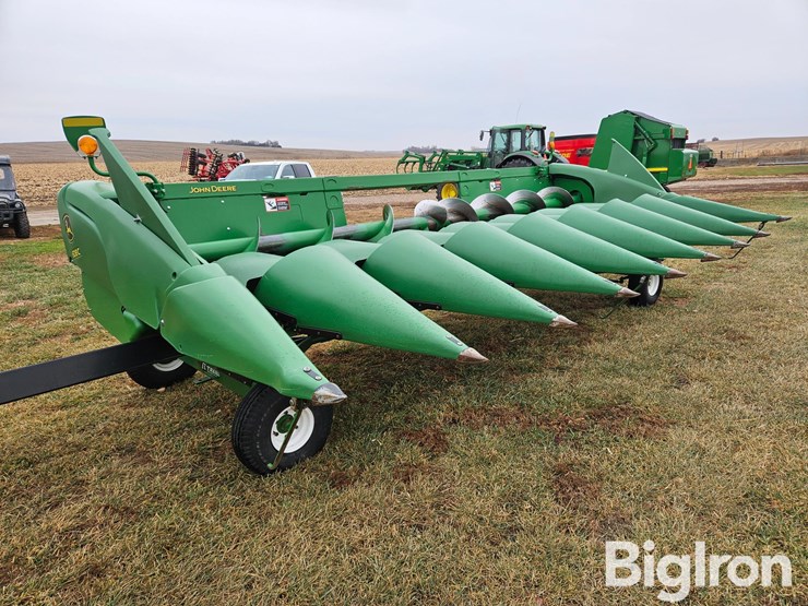 2017-john-deere-608c-image-3