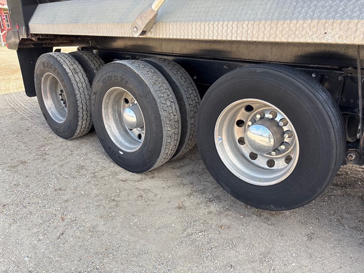 2023-kenworth-t880-image-6