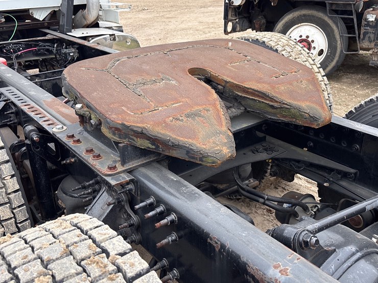 #213-•-2015-volvo-vnm-truck-tractor-image-5