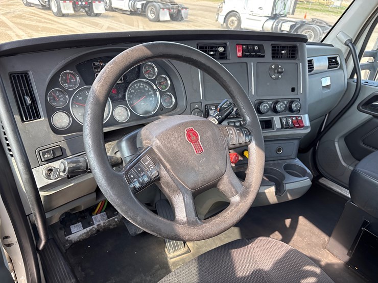 2020-kenworth-t680-image-9
