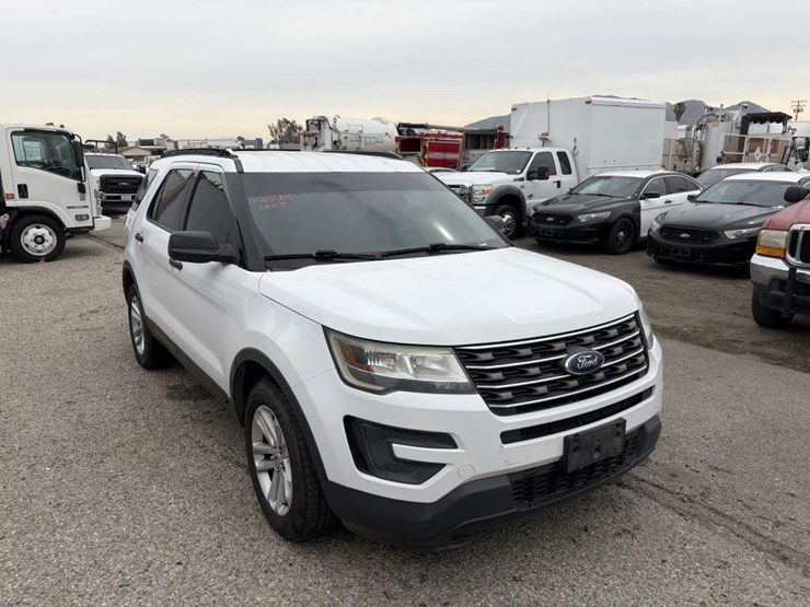 2016-ford-explorer-image-2