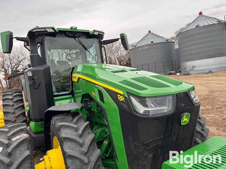 2021-john-deere-8r-370-image-12