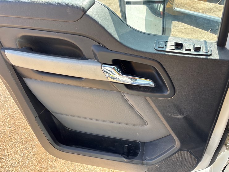 2023-kenworth-t880-image-14