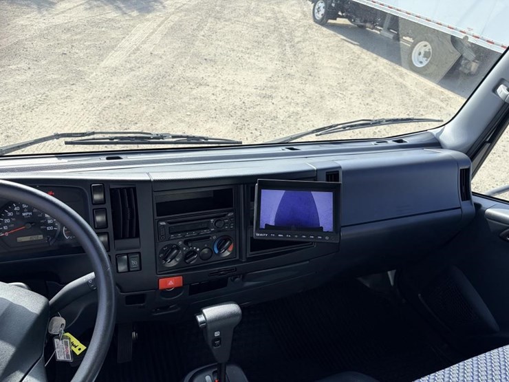 2024-isuzu-nrr-image-14