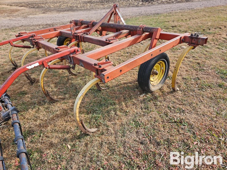 sunflower-12-shank-chisel-plow-image-13