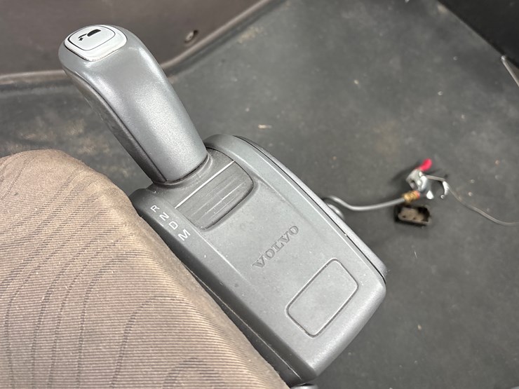 #213-•-2015-volvo-vnm-truck-tractor-image-10