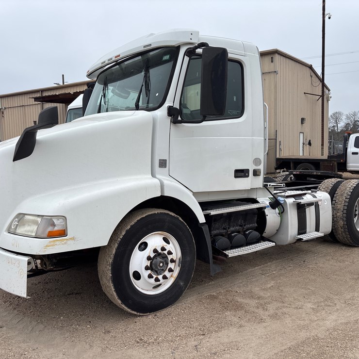 #213 • 2015 VOLVO VNM TRUCK TRACTOR