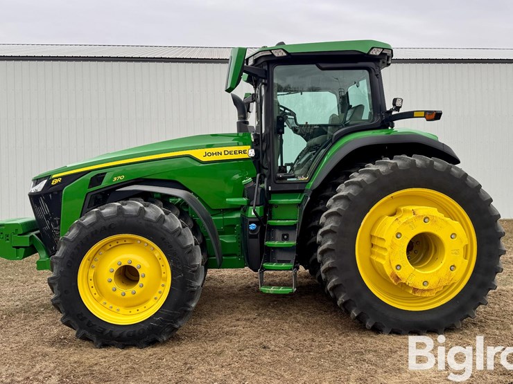 2021-john-deere-8r-370-image-8