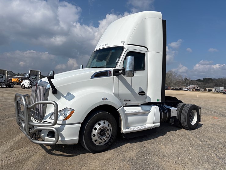 2020-kenworth-t680-image-1