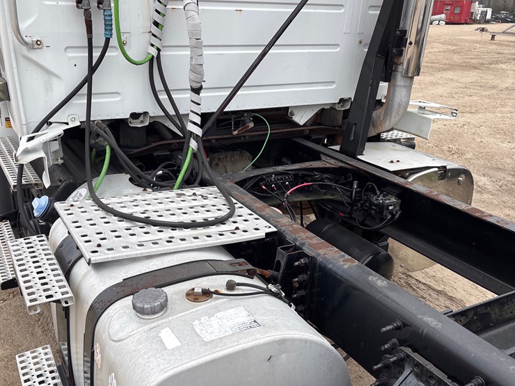 #213-•-2015-volvo-vnm-truck-tractor-image-8