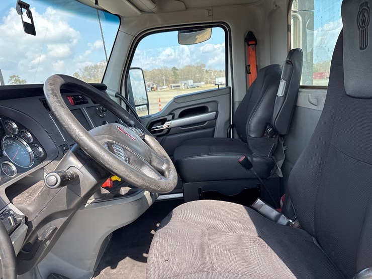 2020-kenworth-t680-image-8