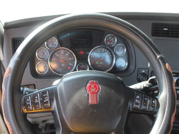 2020-kenworth-t680-image-10
