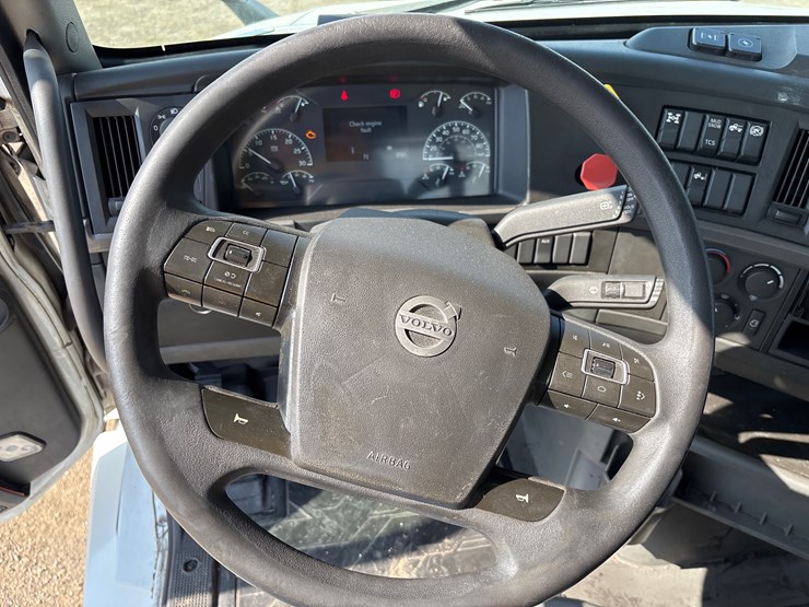 #212-•-2020-volvo-truck-tractor-image-12