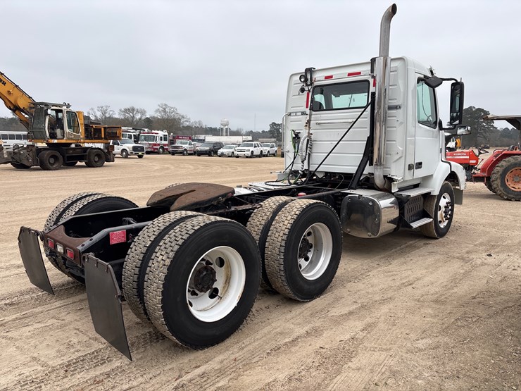 #213-•-2015-volvo-vnm-truck-tractor-image-3
