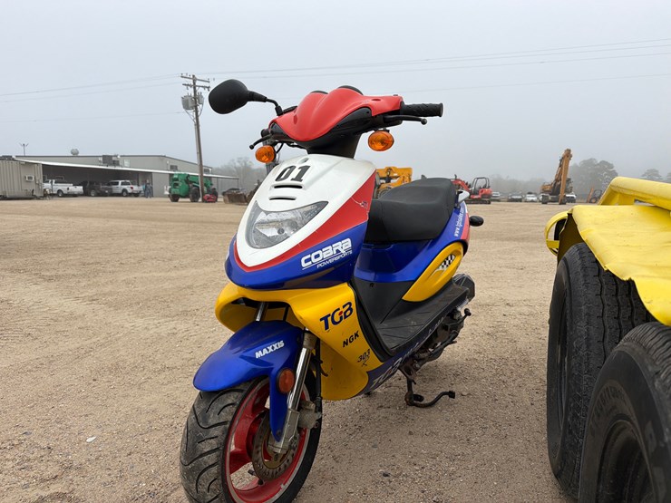 #1802-•-tgb-scooter,-red-and-white-|-for-parts/repairs-|-no-title-image-6