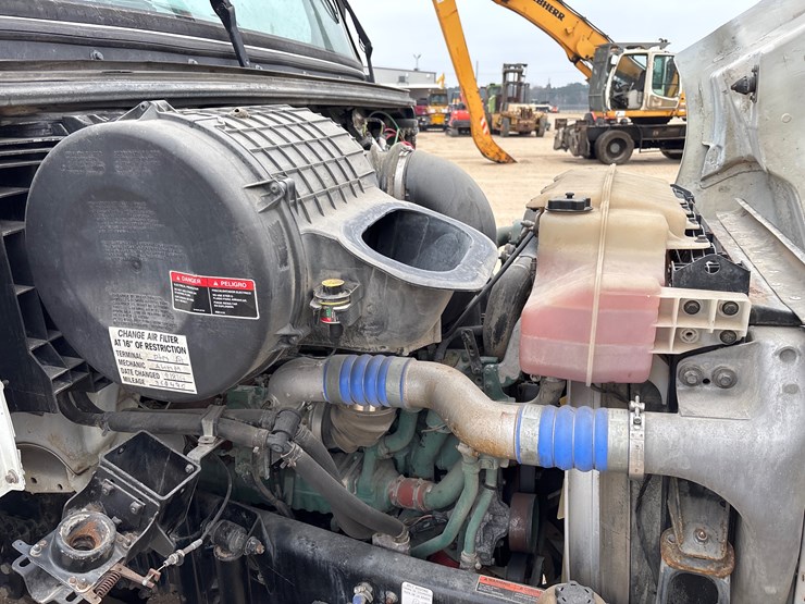 #213-•-2015-volvo-vnm-truck-tractor-image-16